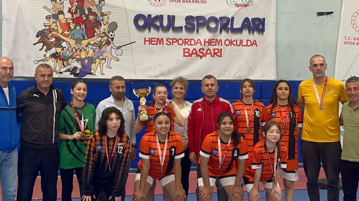 Genç Kızlar Futsal İl Şampiyonu Gölcük Çakabey Anadolu Lisesi